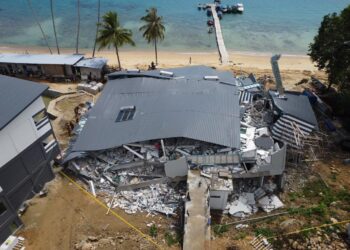 KEADAAN bangunan restoran yang sedang dalam pembinaan runtuh dan menimbus tujuh mangsa di Pulau Perhentian, Besut, Khamis lalu. - UTUSAN/PUQTRA HAIRRY ROSLI