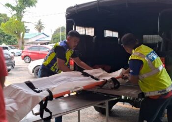 ANGGOTA polis mengusung mayat Muhammad Ammar Azwan Azani yang ditemukan lemas dibawa ke Unit Forensik Hospital Kemaman, petang tadi. - UTUSAN/NIK NUR IZZATUL HAZWANI NIK ADNAN