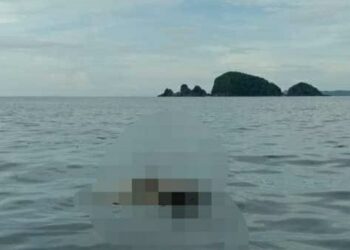 KEADAAN mayat seorang lelaki tanpa identiti yang ditemukan terapung di perairan Pulau Rawa berhampiran Pulau Perhentian, Besut, semalam.
