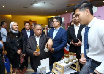 SAARANI Mohamad (tengah) melawat pameran pada Perasmian Jelajah Halal Malaysia 2023  peringkat negeri Perak di Ipoh hari ini. - UTUSAN/MUHAMAD NAZREEN SYAH MUSTHAFA