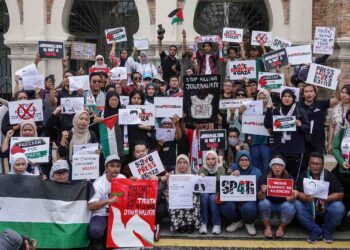 PERHIMPUNAN aman “Save Press 4 Gaza” (SP4G) disertai 25 kelab Media Malaysia antaranya iaitu National Union Journalist (NUJ), Gerakan Media Merdeka (Geramm), Crime Journalist Association (CIJA) dan Foreign Correspondents Club Malaysia yang memenuhi Dataran Merdeka seawal pukul 11 pagi tadi