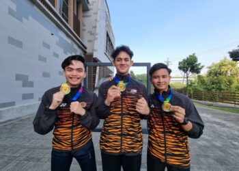 Trio emas lelaki acara raifal 10 meter (dari kiri) Mohd. Haziq Fadhil, Ahmad Fahmi Ammar serta Muhammad Fikhri Hafiy.