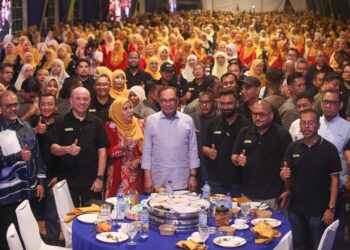 ANWAR Ibrahim (tengah) bergambar bersama peserta AIM pada Majlis Sesi Bersama Warga AIM di Kijal,, Kemaman, malam ini. - UTUSAN/PUQTRA HAIRRY ROSLI 