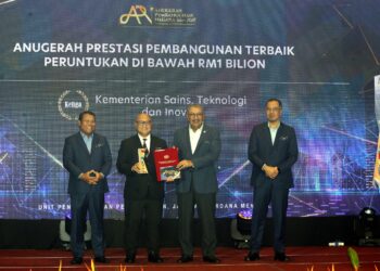 WAN Ahmad Dahlan Abdul Aziz (dua kanan) menyerahkan anugerah kepada Ketua Setiausaha MOSTI, Datuk Dr Aminuddin Hassim ketika Majlis Anugerah Pembangunan Negara Tahun 2023 di Putrajaya. - UTUSAN/FAIZ ALIF ZUBIR