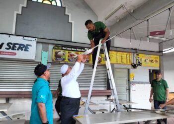 ROSLI Latif (tiga dari kiri) membantu membersihkan kipas pada program gotong-royong MBKT di medan selera Batu Buruk, Kuala Terengganu, hari ini. - UTUSAN/KAMALIZA KAMARUDDIN