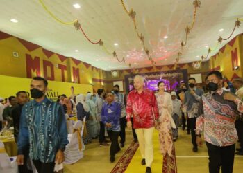 SULTAN Nazrin Muizzuddin Shah dan Tuanku Zara Salim berkenan berangkat ke Majlis Sambutan Deepavali peringkat negeri Perak di Majlis Daerah Tanjung Malim (MDTM) di Tanjung Malim hari ini - UTUSAN.