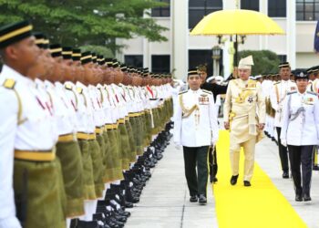 SULTAN Nazrin Muizzuddin Shah memeriksa kawalan kehormatan sempena Istiadat Penganugerahan Darjah Kebesaran Negeri Perak Darul Ridzuan Sempena Ulang Tahun Hari Keputeraan baginda di Istana Iskandariah Kuala Kangsar hari ini. - UTUSAN/MUHAMAD NAZREEN SYAH MUSTHAFA