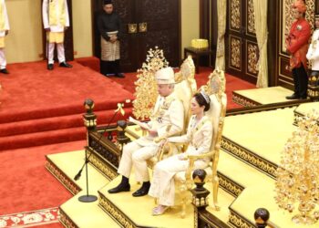 SULTAN Nazrin Muizzuddin Shah bertitah pada Istiadat Menghadap Sembah Taat Setia dan Penganugerahan Darjah Kebesaran Negeri Perak Sempena Sambutan Ulang Tahun Ke-67 baginda di Istana Iskandariah di Kuala Kangsar hari ini. - UTUSAN/MUHAMAD NAZREEN SYAH MUSTHAFA