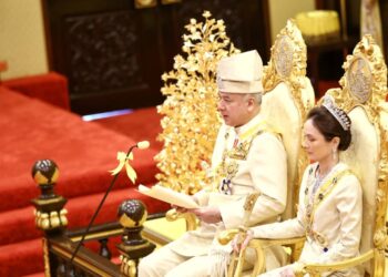 SULTAN Nazrin Muizzuddin Shah bertitah pada Istiadat Menghadap Sembah Taat Setia dan Penganugerahan Darjah Kebesaran Negeri Perak Sempena Sambutan Ulang Tahun Ke-67 baginda di Istana Iskandariah di Kuala Kangsar hari ini. - UTUSAN/MUHAMAD NAZREEN SYAH MUSTHAFA