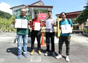 MEOR Razak Meor Abdul Rahman (dua dari kiri ) bersama wakil tiga lagi NGO yang membuat laporan SPRM  berhubung dakwaan aktiviti melombong pasir yang didakwa berisiko ganggu kawasan pendaratan penyu di Perak di Pejabat SPRM Perak di Ipoh hari ini. - UTUSANMUHAMAD NAZREEN SYAH MUSTHAFA