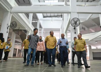 WAN Ahmad Dahlan Abdul Aziz (tiga, kanan) meninjau projek pembangunan semula Kompleks Pasar Payang, Kuala Terengganu, semalam. - UTUSAN/PUQTRA HAIRRY ROSLI