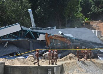KEADAAN bangunan di sebuah resort yang runtuh di Pulau Perhentian, Besut pada minggu lalu. - UTUSAN/PUQTRA HAIRRY ROSLI 