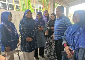 AHMAD Maslan (dua dari kiri) beramah mesra dengan jentera BN pada program ramah mesra dan ziarah kasih sempena kempen PRK Parlimen Kemaman di Bilik Gerakan Cawangan Mak Chili, Kemaman, hari ini.