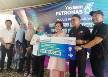 DR. ANITA Suleiman (tiga dari kiri) mengiringi Tengku Noraida Tengku Mahmood (empat dari kiri) menyampaikan sumbangan pada Majlis Pelancaran Memacu Kehidupan Rumah Kebajikan Program Cili Boh Cakna di Baitul Cakna Kampung Pelandan, Hulu Terengganu. - UTUSAN/NOOR HAYATI MAMAT