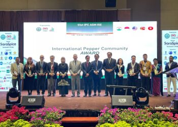 FADILLAH Yusof (enam dari kiri) bersama penerima anugerah dari pelbagai negara; International Pepper Community pada (IPC ASM ISE ke-51), di Kuching, hari ini.
