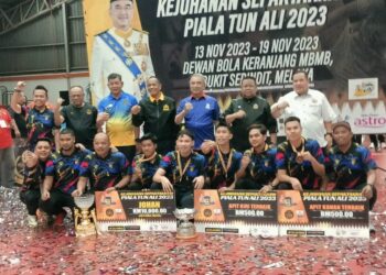 YANG Dipertua Negeri Melaka Tun Mohd. Ali  Rustam bersama pemain Perak yang muncul juara regu Kejohanan Sepak Takraw Piala Tun Ali 2023 di Dewan Bola Keranjang MBMB, Bukit Serindit, Melaka, hari ini. - UTUSAN/AMRAN MULUP