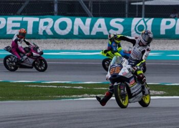 Pelumba Liqui Moly Husqvarna Intact GP, Collin Veijer (kanan), meraikan kemenangan perlumbaan Moto3 Grand Prix Malaysia, di Litar Antarabangsa Sepang, di sini hari ini.-UTUSAN/SHIDDIEQIIN ZON