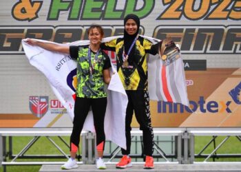 NOR Sarah Adi wakil Universiti Putra Malaysia (kanan) memenangi pingat emas Kejohanan Varsiti Padang dan Balapan Grand Final (VTF) 2023 dalam acara lompat galah wanita. Berdiri di sebelahnya, Evelyn Tan Xie Yie daru Universiti Malaysia Sarawak yang memenangi pingat perak