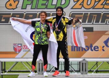 NOR Sarah Adi wakil Universiti Putra Malaysia (kanan) memenangi pingat emas Kejohanan Varsiti Padang dan Balapan Grand Final (VTF) 2023 dalam acara lompat galah wanita. Berdiri di sebelahnya, Evelyn Tan Xie Yie daru Universiti Malaysia Sarawak yang memenangi pingat perak
