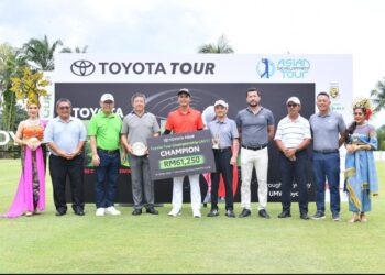 Suttinon bersama replika cek yang dimenanginya dalam Kejuaraan Jelajah Toyoto 2023 di Saujana Golf & Country Club. Foto ihsan Jelajah Toyota