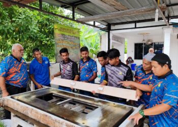 PESERTA yang merupakan asnaf dari Majlis Agama Islam dan Adat Melayu Perak (MAIPK) semasa menyertai kursus pembuatan kepok.-UTUSAN/HASIF IDRIS