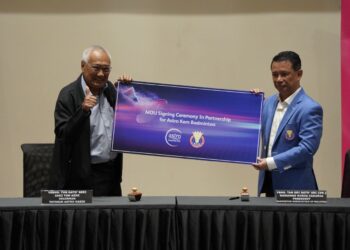PRESIDEN Persatuan Badminton Malaysia (BAM), Tan Sri Mohamad Norza Zakaria (kanan) menandatangani memorandum persefahaman bersama Astro Kasih yang berlangsung di Akademi Badminton Malaysia (ABM), Bukit Kiara semalam. (FOTO: ihsan BAM)