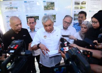 AHMAD Zahid Hamidi (tengah) dalam sidang akhbar selepas lawatan di Tapak Projek Pembangunan Lembangan Sungai Semantang di Kampung Tanjung Kerayong, dekat Mentakab, Pahang. - UTUSAN/SHAIKH AHMAD RAZIF