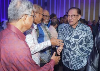 ANWAR Ibrahim beramah mesra dengan orang ramai ketika hadir ke Majlis Peluncuran Pelan Struktur Kuala Lumpur 2040 (PSKL) di Institut Latihan Dewan Bandaraya hari ini. - UTUSAN/SHIDDIEQIIN ZON