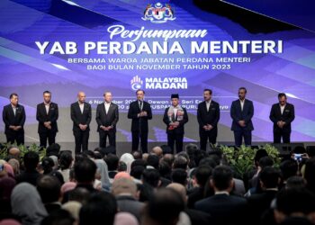 ANWAR Ibrahim ketika perjumpaan Perdana Menteri Bersama Warga JPM, Putrajaya. - UTUSAN/FAIZ ALIF ZUBIR