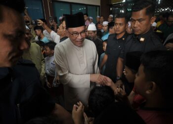 ANWAR Ibrahim bersalaman dengan jemaah selepas menunaikan solat Jumaat di Surau Al-Furqan, Presint 11, Putrajaya. - UTUSAN/FAIZ ALIF ZUBIR