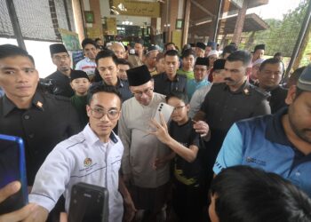 ANWAR Ibrahim beramah mesra dengan jemaah  di Surau Al-Furqan, Presint 11, Putrajaya. - UTUSAN/FAIZ ALIF ZUBIR