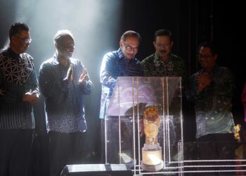 ANWAR Ibrahim merasmikan Majlis Anugerah Tangan Emas Perdana Menteri, di Pusat Konvensyen 
Shah Alam, semalam.