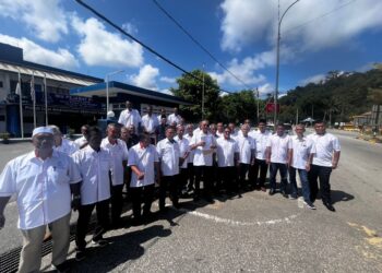 ZULKIFLI Othman (depan, tujuh dari kanan) menunjukkan laporan polis disaksikan ahli Persatuan Ketua Kampung Lipis di pekarangan Ibu Pejabat Polis Daerah Lipis di Lipis, Pahang.