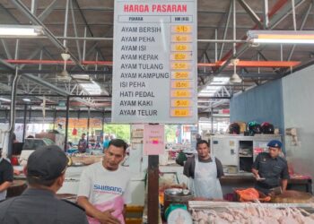 RATA-RATA peniaga di Pasar Besar MBMB di Bachang, Melaka menjual ayam pada harga RM8.90 sekilogram tanpa mengenakan caj pemotongan kepada pelanggan. - UTUSAN/MUHAMMAD SHAHIZAM TAZALI