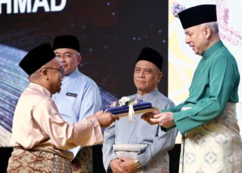 SULTAN Nazrin Muizzuddin Shah menyampaikan Anugerah Tokoh Guru Tahun 2023 kepada Zulkifli Ahmad pada Majlis Anugerah Kecemerlangan Pendidikan Islam Negeri Perak Tahun 2023 di Ipoh semalam. - UTUSAN/MUHAMAD NAZREEN SYAH