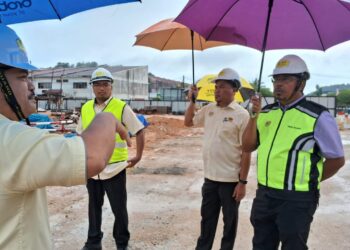 ABDUL Rahman Mohamad (kanan) diberi penerangan mengenai projek pembangunan Chukai Sentral di Chukai, Kemaman, hari ini. - UTUSAN/NIK NUR IZZATUL HAZWANI NIK ADNAN