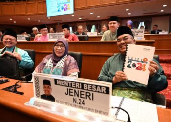 MUHAMMAD Sanusi Md. Nor (kanan) menunjukkan buku Belanjawan Kedah 2024 yang dibentangnya pada persidangan DUN di Wisma Darul Aman, Alor Setar.