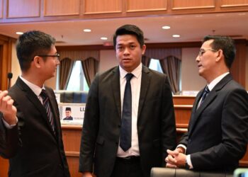BAU Wong Bau Ek (kanan) bersama Teh Swee Leong (kiri) dan Loh Wei Chai berbincang selepas pembentangan Belanjawan Kedah 2024 di Wisma Darul Aman, Alor Setar.