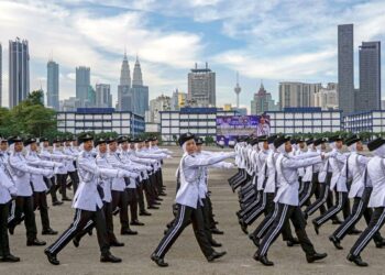 PESERTA bagi Latihan Asas Kepolisian (PLAK) Inspektor Pelatih Bil. 10 Siri 1/2023 melakukan perbarisan pada Majlis Perbarisan Tamat Latihan Program di Pusat Latihan Polis (Pulapol) Kuala Lumpur, semalam. - UTUSAN/AMIR KHALID