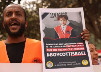 TINDAKAN boikot produk Israel dan syarikat yang menyumbang hasil secara langsung kepada negara itu sudah mula menunjukkan kesan. – AFP