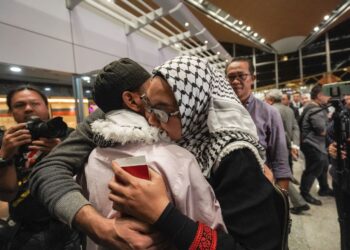 NURUL Ain disambut bapanya, Haron Hanim ketika selamat tiba ke tanah air di Lapangan Terbang Antarabangsa Kuala Lumpur (KLIA), Sepang, Selasa lalu. – UTUSAN/ FAISOL MUSTAFA