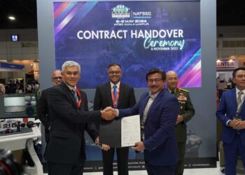 PENYERAHAN kontrak penyertaan bagi DSA dan NATSEC ASIA 2024 daripada Pengarah Urusan MILDEF International Technologies Sdn. Bhd, 
Salimuhar Mohd. Ali (kanan) kepada Nazeem Abdul Rahman (kiri)