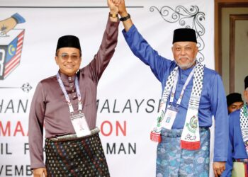 PILIHAN Raya Kecil (PRK) Parlimen Kemaman akan menyaksikan pertandingan satu lawan satu antara Ahmad Samsuri Mokhtar (kiri) dan Raja Mohamed Affandi Raja Mohamed Noor (kanan). – UTUSAN/PUQTRA HAIRRY