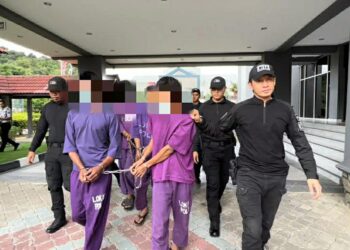 EMPAT sekawan yang disyaki membunuh seorang lelaki dibawa ke Mahkamah Majistret Kuala Terengganu, hari ini. - UTUSAN/TENGKU DANISH BAHRI TENGKU YUSOFF 