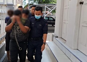 PEKERJA pembersihan yang disyaki melakukan perbuatan lucah terhadap seorang pegawai perubatan wanita dibawa di Mahkamah Kemaman, hari ini. - UTUSAN/NIK NUR IZZATUL HAZWANI NIK ADNAN