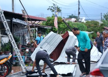 KEADAAN rumah penduduk yang rosak akibat ribut di  Taman Klebang Jaya di Ipoh hari ini. - UTUSAN/MUHAMAD NAZREEN SYAH MUSTHAFA