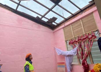 ANGGOTA APM Pendang membuat pemantauan di salah sebuah rumah yang rosak akibat ribut di Taman Delima, Mukim Air Puteh di Pendang.