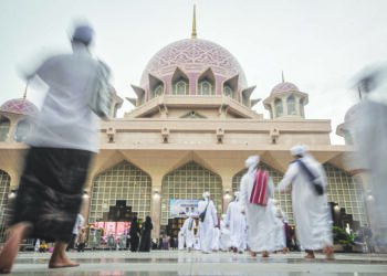 Penjagaan ilmu berlaku dengan cara mengulangkaji, beramal dengan ilmu yang ditimba dan bertakwa kepada Allah.  – GAMBAR HIASAN