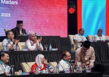 SAIFUDDIN Nasution Ismail menyantuni Anwar Ibrahim pada Kongres Nasional Tahunan PKR Ke-17 di Putrajaya. - UTUSAN/FAISOL MUSTAFA
