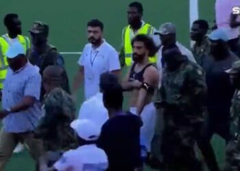 MOHAMED Salah terpaksa dilindungi oleh tentera daripada penyokong ketika Mesir berdepan  Sierra Leone.-AGENSI